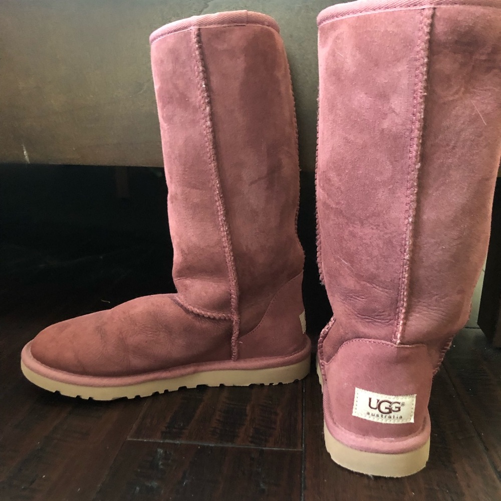 Uggs boots worn only few times. Good condition.